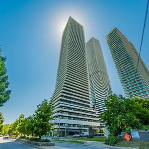 In Parklawn & Lake Shore With Free Parking Close To Airport Apartment