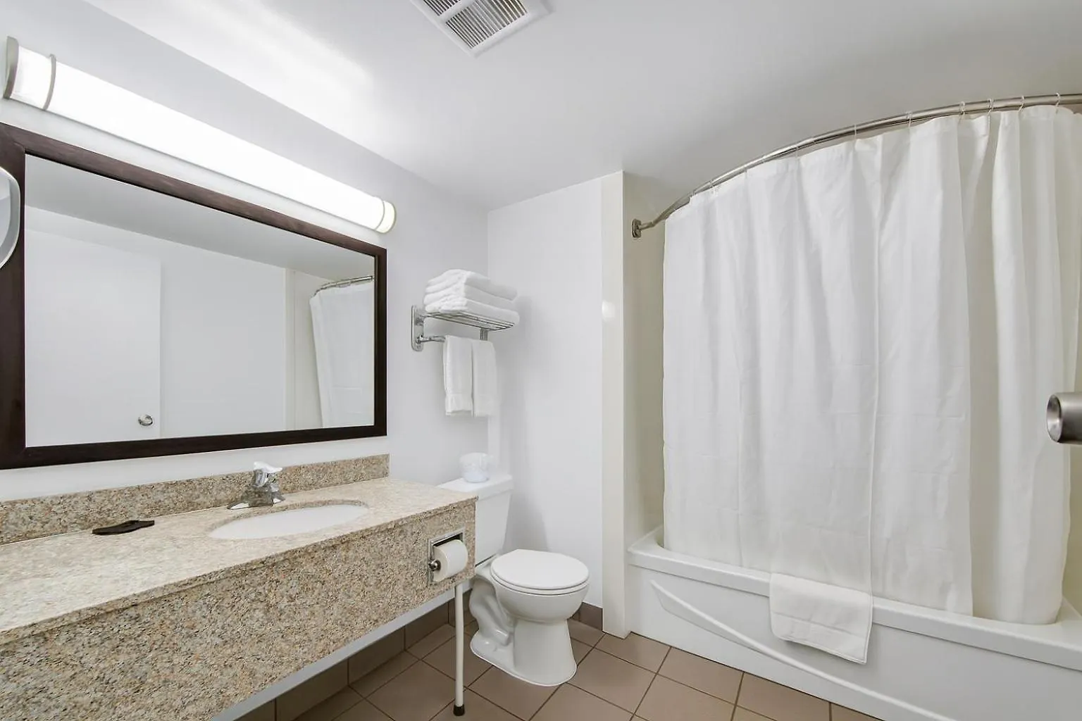 فندق ديلوكس إن تورونتو