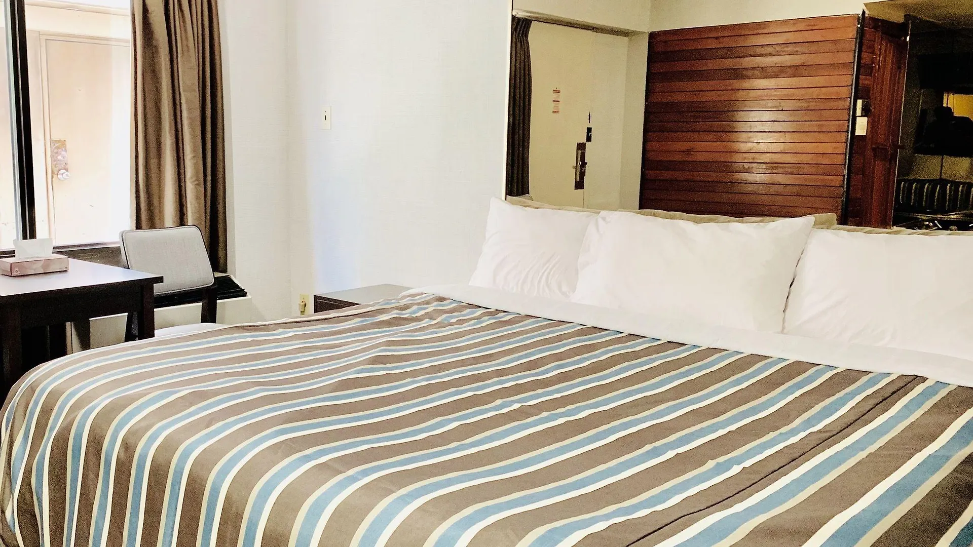 فندق ديلوكس إن تورونتو