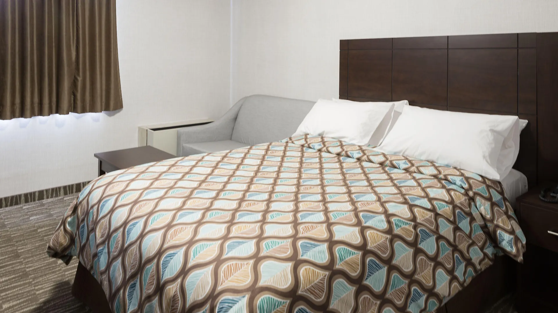 فندق ديلوكس إن تورونتو 3*,