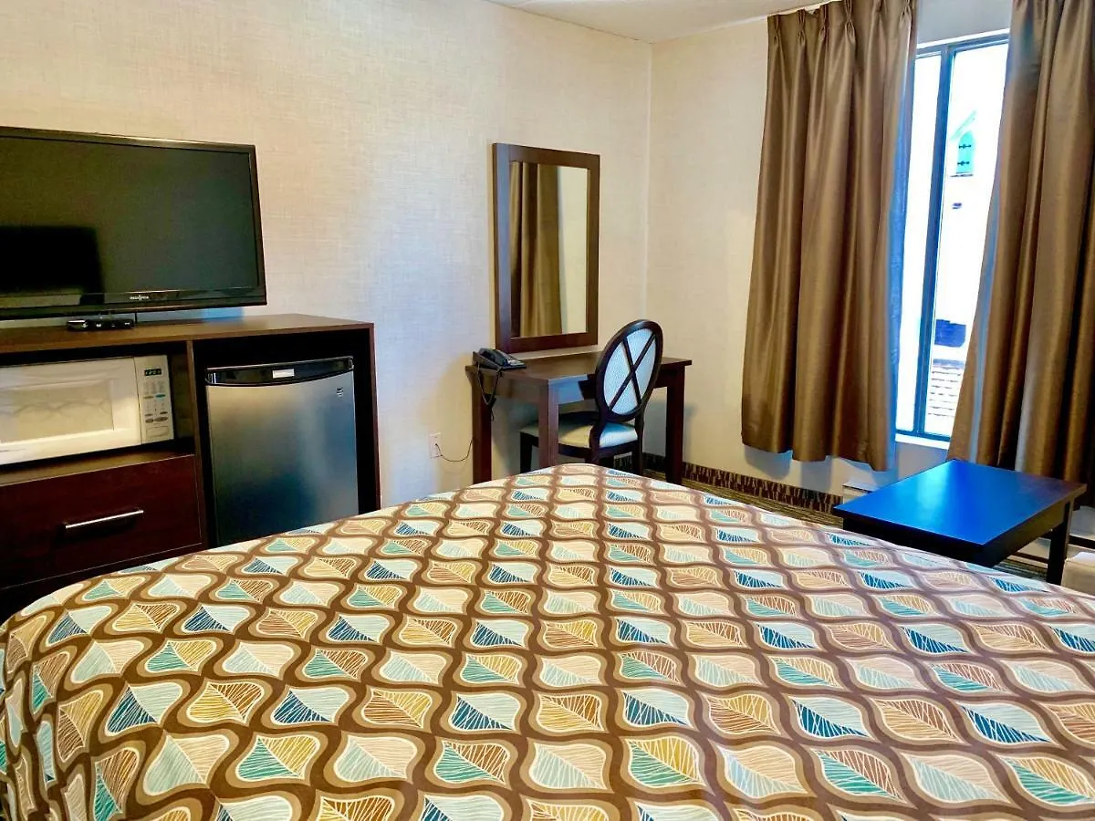 Deluxe Inn Toronto 3*,